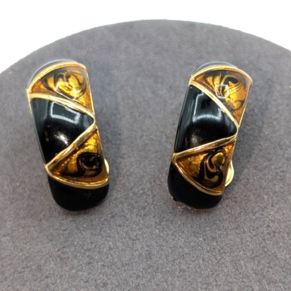 Vintage Black Enamel Gold Tone Swirl Zig Zag Clip On Earrings